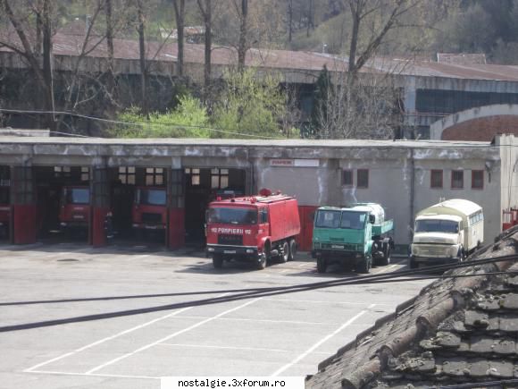 in aceasta poza se poate observa un dac, cisterna cred ca e, apartine de pompieri. poze cu dac