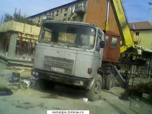 roman diesel macara - acum are parbrizul spart, dar mai circula de la garaje pana pe santier si