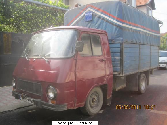 o camioneta tv veche, e ceva '77 cred, are geamuri duble la usi.. poze cu tv/rocar