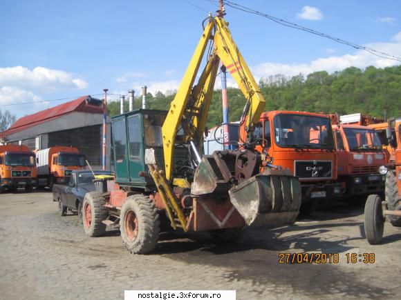 un tractor pe care il foloseste actualul branter, la adunarea gunoaielor si incarcarea lor in