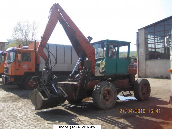 al doielea tractor de genul ala pe care l-a avut prescomul. poze cu tractoare universal