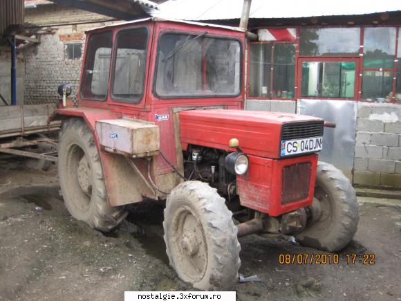 un tractor universal, este al unui prieten care isi face treaba cu el la camp.. poze cu tractoare